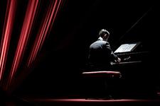 05/01/2015 : EUGENIO MIRA - Blackmail (Grand Piano)