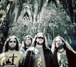 30/05/2014 : THE GRAVIATORS - Let’s just say that for each beer/joint a person drinks/smokes out, is a dream of a better world which she then pisses out… Yeah, that was that dream, crushed by Capitalism